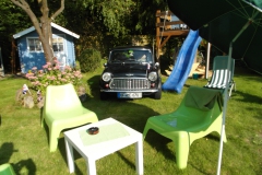 Mini_in_the_Garden_06